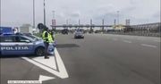 Włoscy policjanci salutują konwojom przewożącym ciała zmarłych na koronawirusa