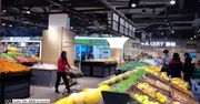 Mieszkańcy Wuhanu w supermarketach. O tym, kto mógł wejść, decydowała aplikacja