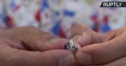 Oto najmniejsza kostka Rubika na świecie. Jej krawędzie mają niecałe 10 milimetrów