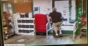 Miał ochotę na “małe Conieco”. Niedźwiedź próbował wejść do sklepu monopolowego