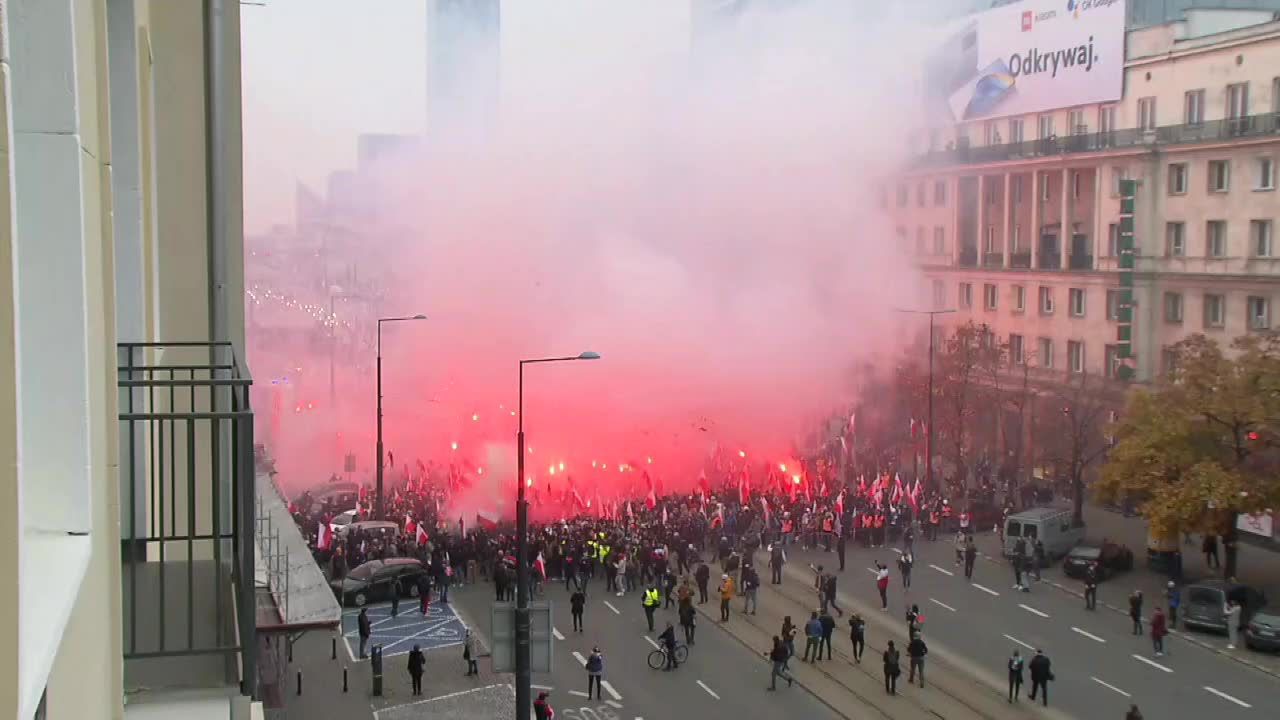 Miał być przejazd, jest przemarsz. Tysiące ludzi na Marszu Niepodległości w Warszawie