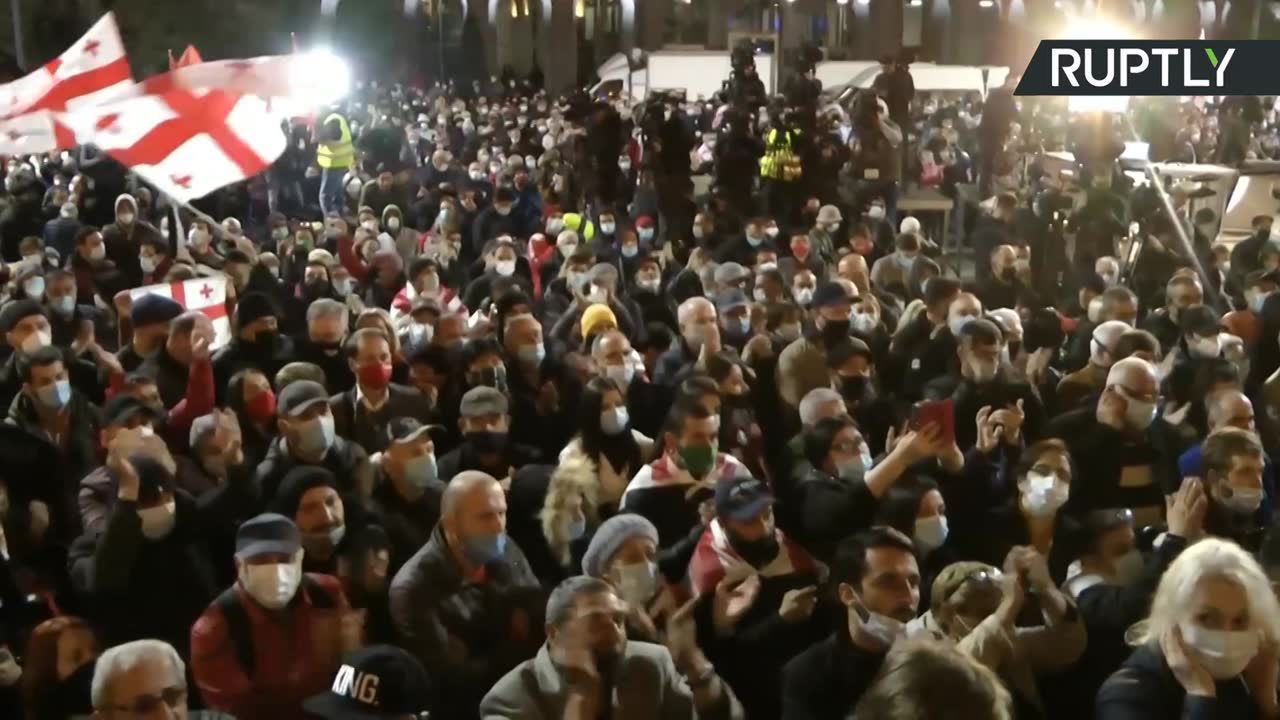 Tłum protestujących przed gruzińskim parlamentem. Protest przeciwko wynikom wyborów