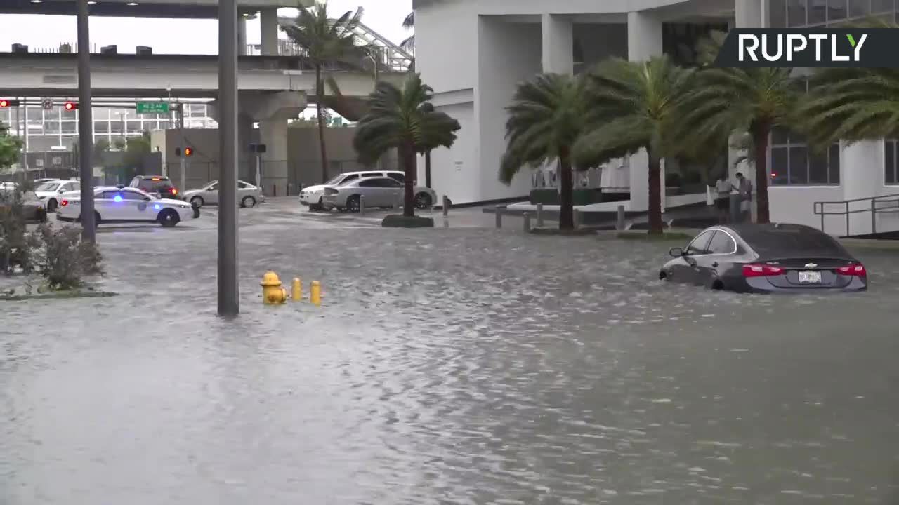 Zalane ulice Miami. Burza tropikalna Eta, która dotarła na Florydę, przyniosła ze sobą ulewne deszcze i porywisty wiatr