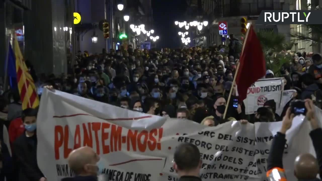 Protest w Barcelonie przeciwko godzinie policyjnej i wprowadzeniu stanu wyjątkowego. Podpalano śmietniki