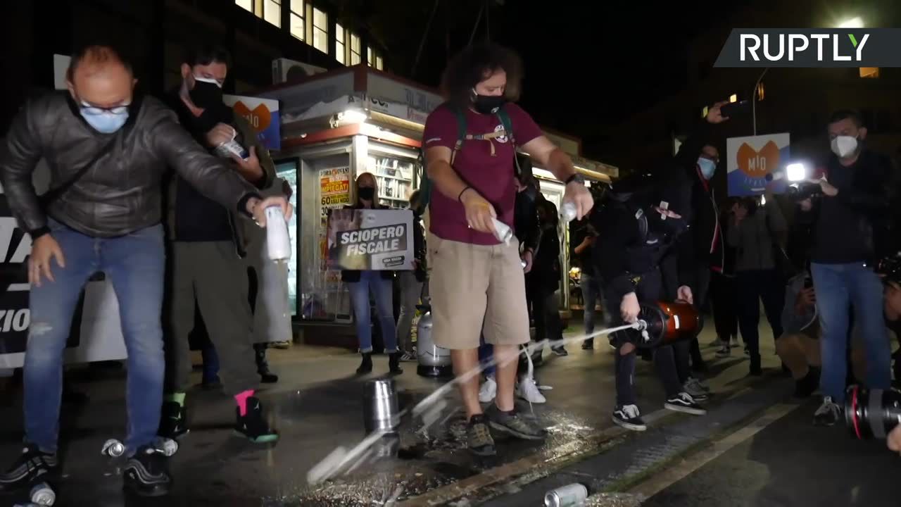 Rozlali piwo na znak protestu. Właściciele włoskich barów sprzeciwiają się nowym obostrzeniom