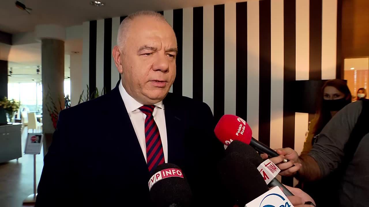 Sasin broni premiera