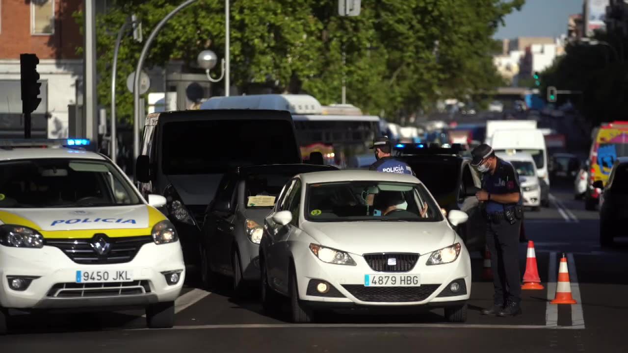 Hiszpańska policja sprawdza przestrzeganie obostrzeń. Częściowy lockdown w Madrycie