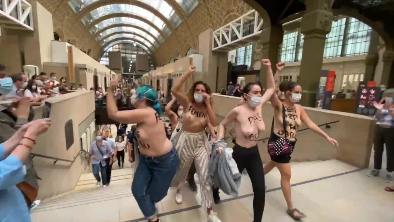 Protest aktywistek FEMEN w Muzeum Orsay. Nie wpuszczono tam kobiety w sukience z głębokim dekoltem