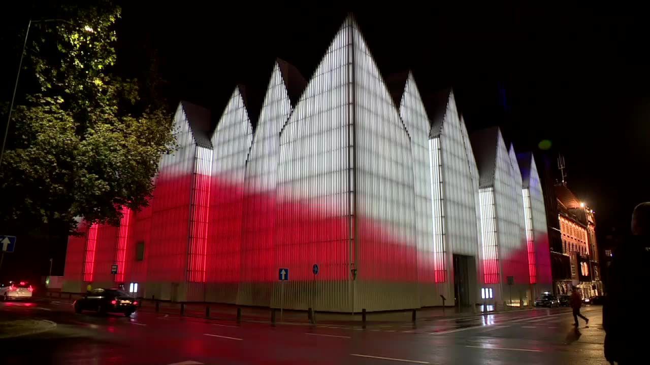 Iluminacja szczecińskiej filharmonii w 40. rocznicę Porozumień Sierpniowych