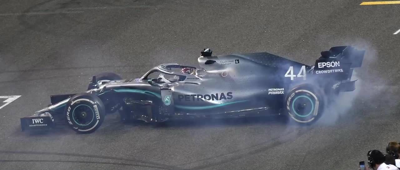 Niesamowite emocje na Silverstone. Lewis Hamilton przebił oponę i do końca drżał o zwycięstwo