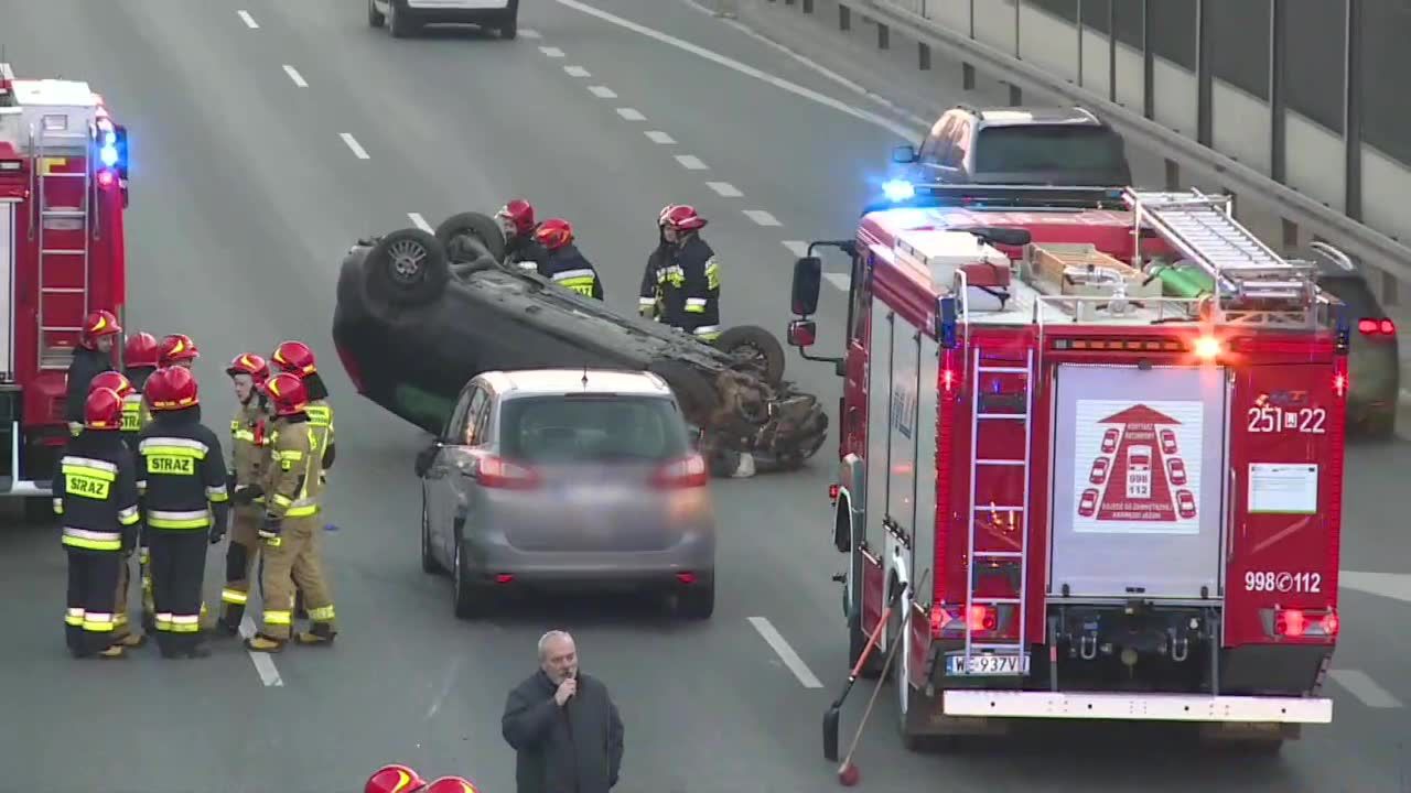 Samochód dachował na trasie S-8 w Warszawie. Nikt nie odniósł poważnych obrażeń, ale korki były ogromne