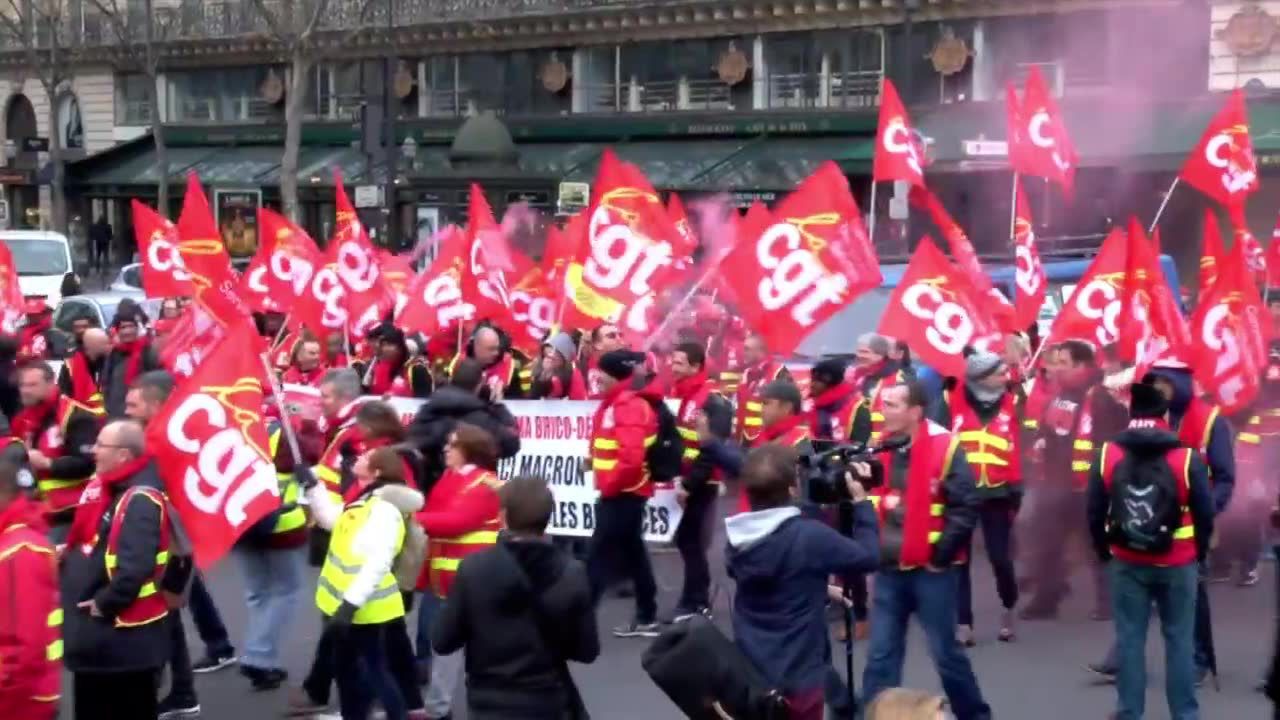 Związkowcy protestowali w Paryżu. Sprzeciwiają się prezydenckim reformom prawa pracy