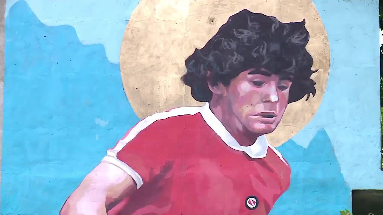 Buenos Aires uhonorowało Maradonę. W dzielnicy La Paternal odsłonięto pomnik i mural ku czci “Boskiego Diego”