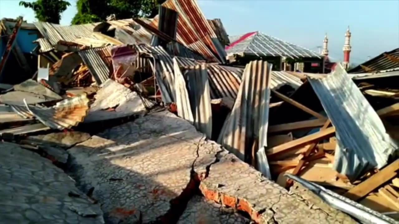 Prawie 400 ofiar, kilkuset rannych. Trzęsienie ziemi i tsunami w Indonezji