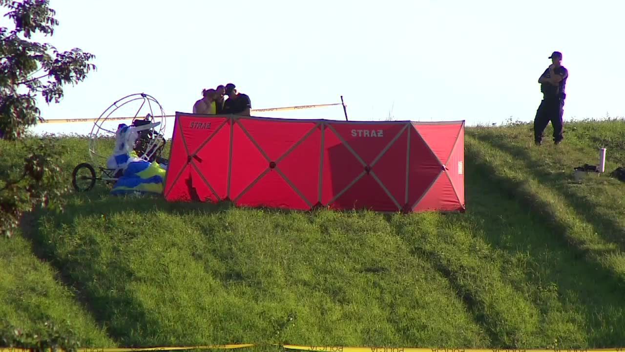 Paralotnia spadła na pole. Pilot zginął, kobieta przeżyła. “Ratowaliśmy jak mogliśmy”