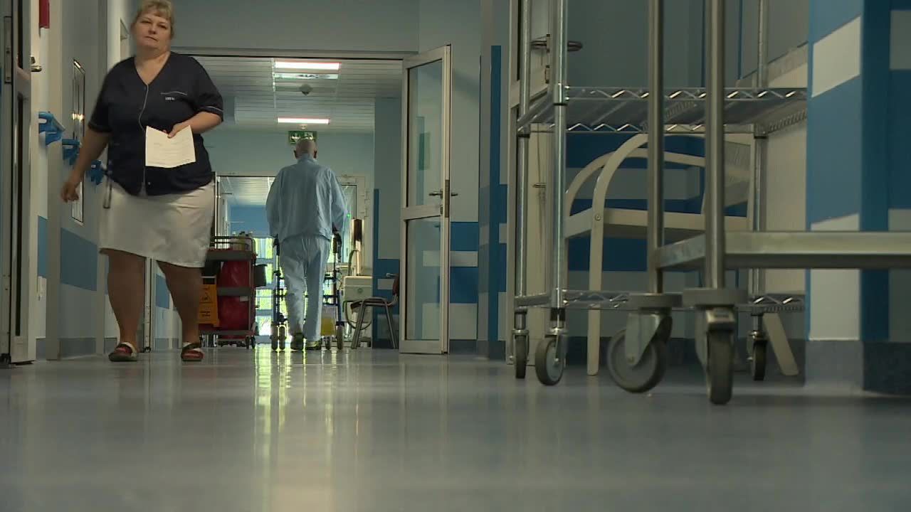 15-letni Dominik jechał na skuterze, metalowa linka rozpięta na drodze rozcięła mu szyję. Przeszedł operację