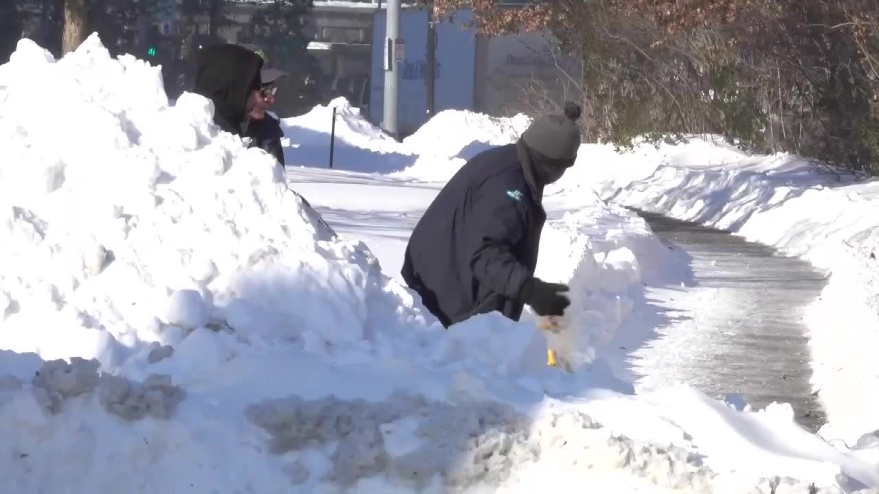 Obfite opady śniegu w Bostonie. Warstwa białego puchu ma nawet pół metra grubości