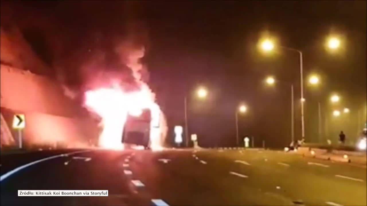 Wypadek i pożar autobusu w Tajlandii. Zginęło co najmniej 21 osób