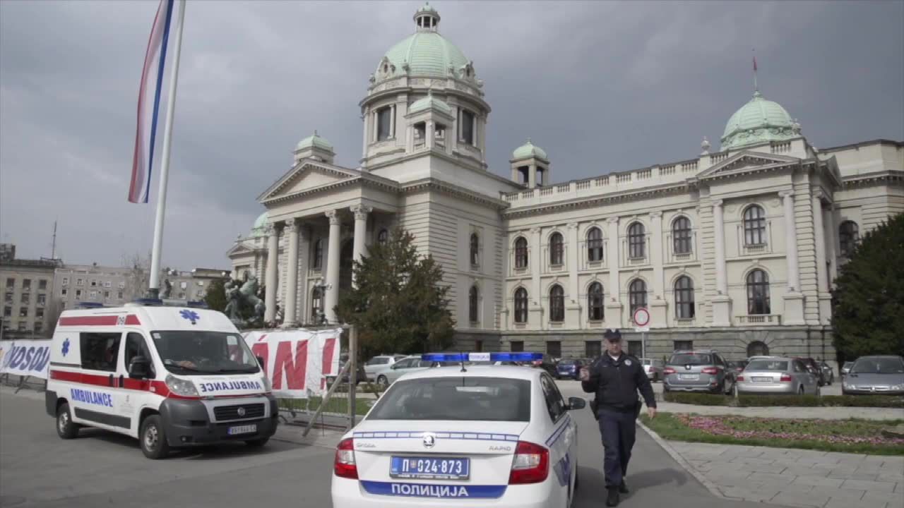 63-latek groził, że wysadzi się w powietrze przed serbskim parlamentem. Ewakuowano budynek w Belgradzie