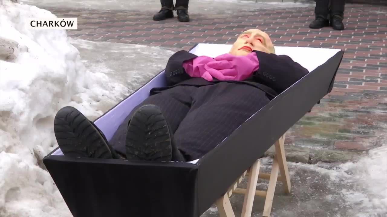 Putin na szubienicy i w trumnie. Protesty przed rosyjskimi konsulatami na Ukrainie