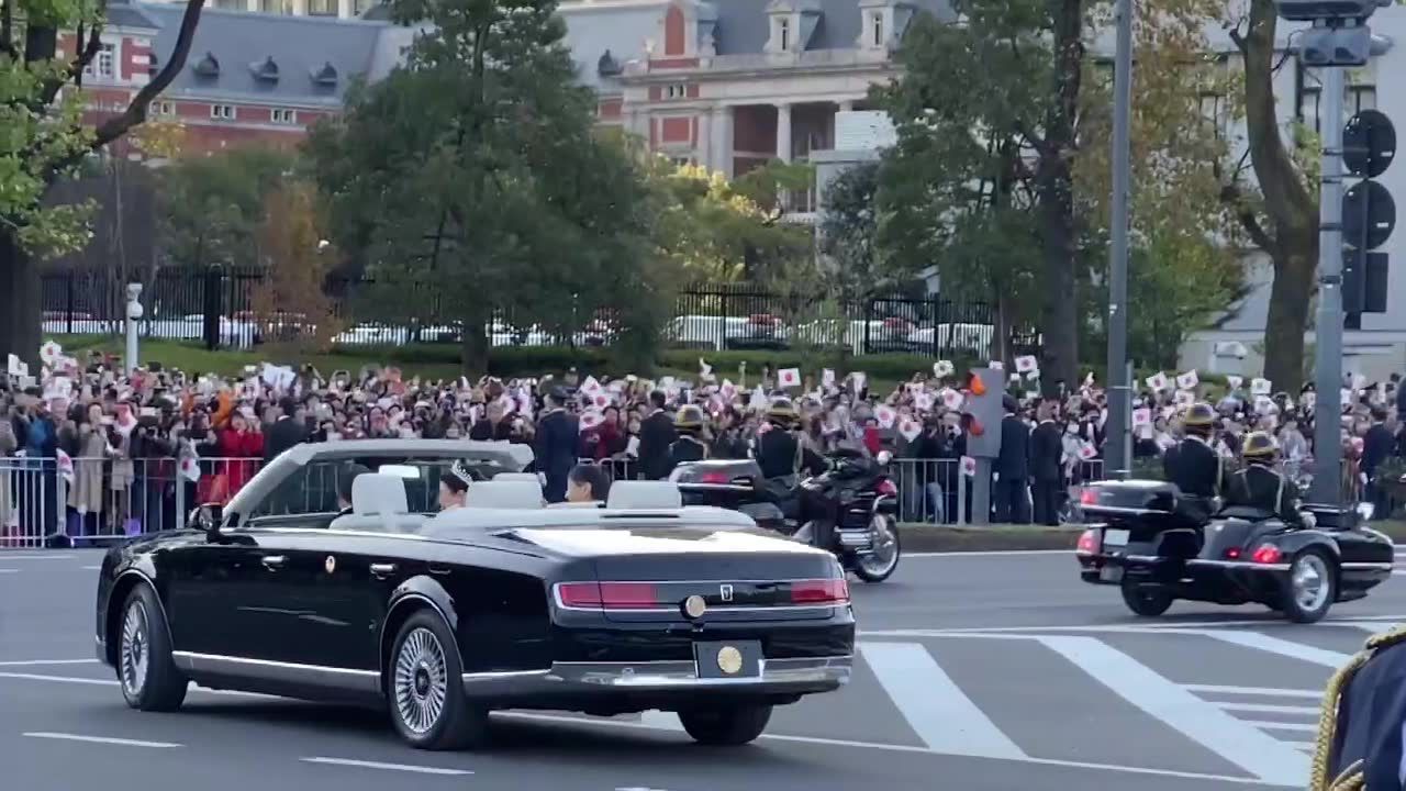 Cesarska parada na ulicach Tokio. Tysiące Japończyków powitało Naruhito