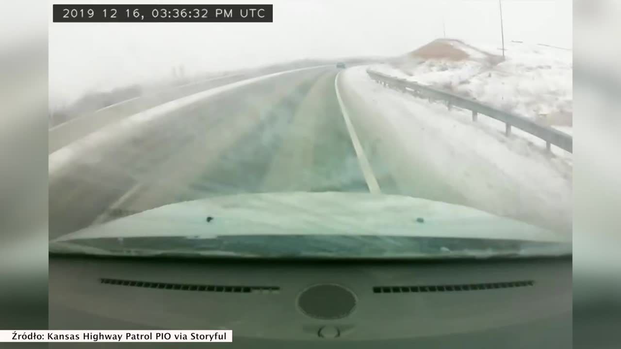 Zaśnieżona nawierzchnia autostrady przyczyną wypadku w Kansas. Ciężarówka ześlizgnęła się z jezdni i spadła na pobocze