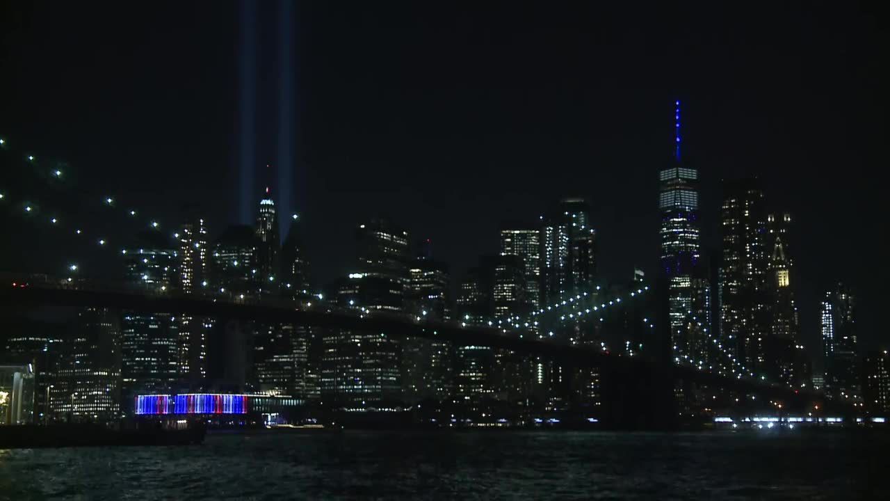 Dwa słupy światła w miejscu wież World Trade Center. Nowy Jork upamiętnił ofiary ataku z 11 września 2001 r.