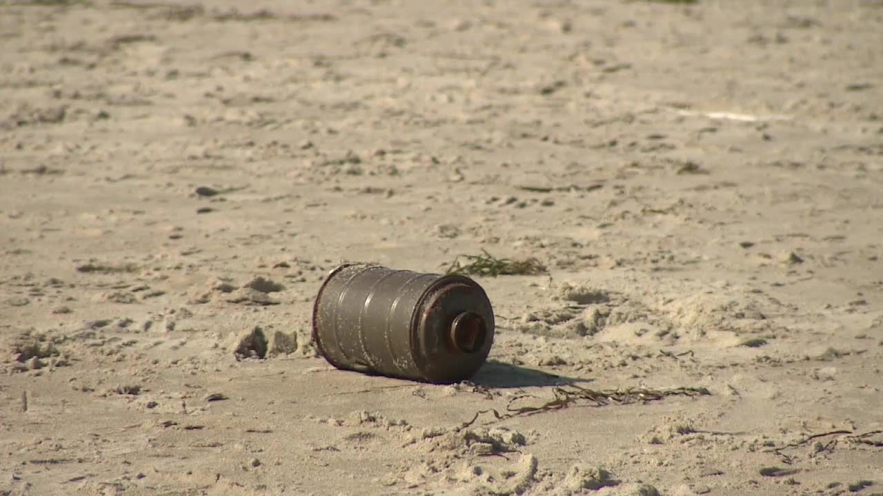 Interwencja saperów na plaży w Gdańsku. Przedmiot przypominający niewybuch nie wystraszył plażowiczów