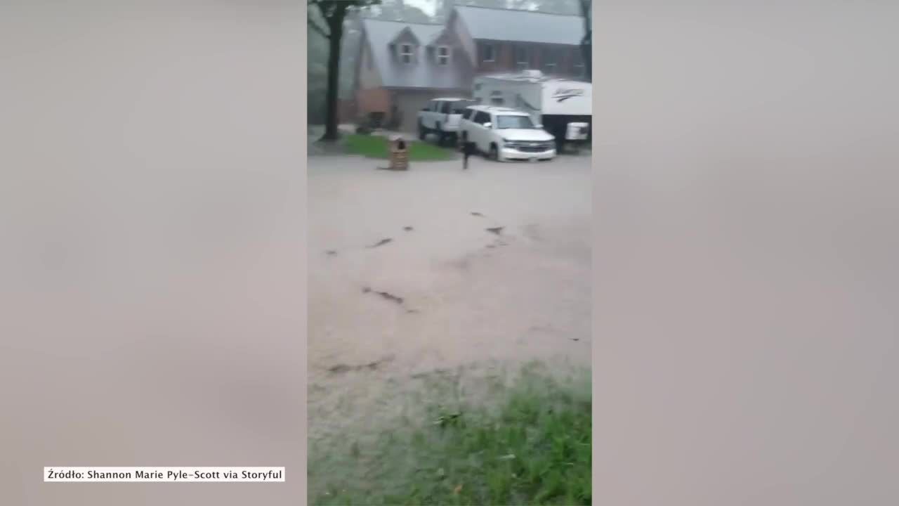 Powódź błyskawiczna w Teksasie. Strażacy ewakuowali mieszkańców przedmieść Houston