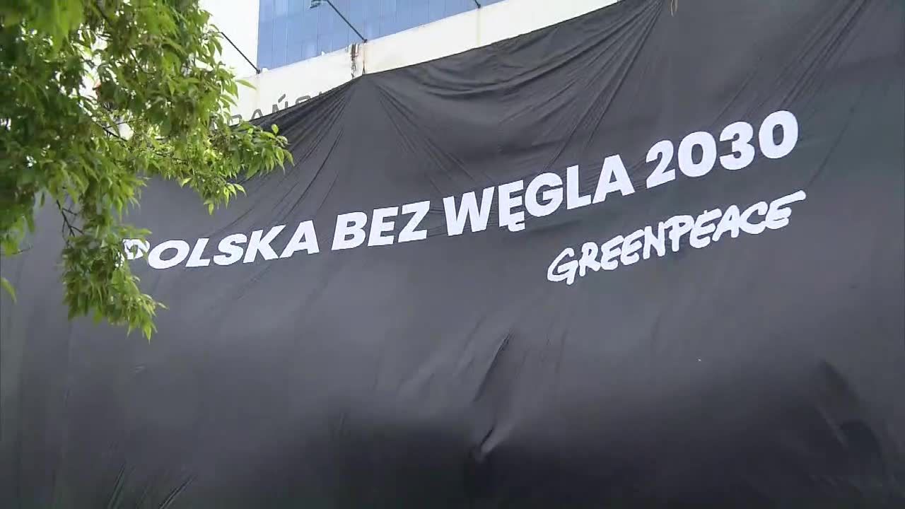 Greenpeace zasłonił siedziby PiS i PO. Policja zatrzymała 46 działaczy