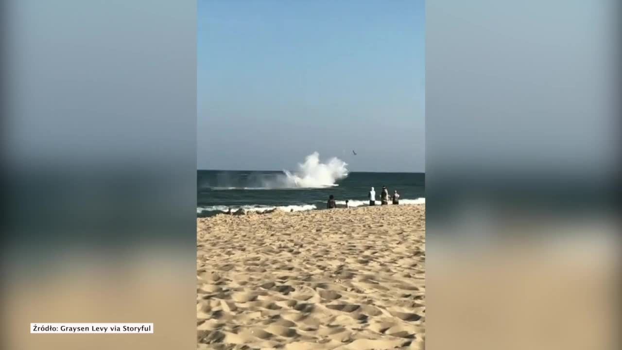 Awaryjne wodowanie awionetki na płytkich wodach u wybrzeży USA. Wszystko nagrał plażowicz