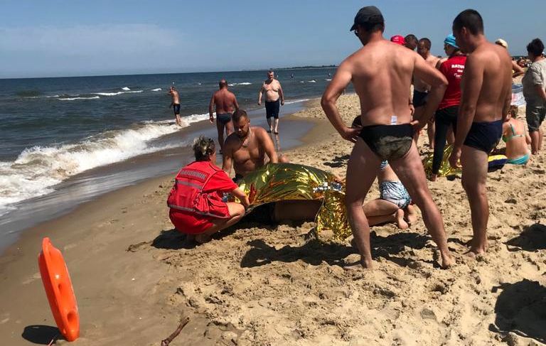 DZIELNICOWY Z SOPOTU URATOWAŁ TRÓJKĘ DZIECI I ICH DZIADKA