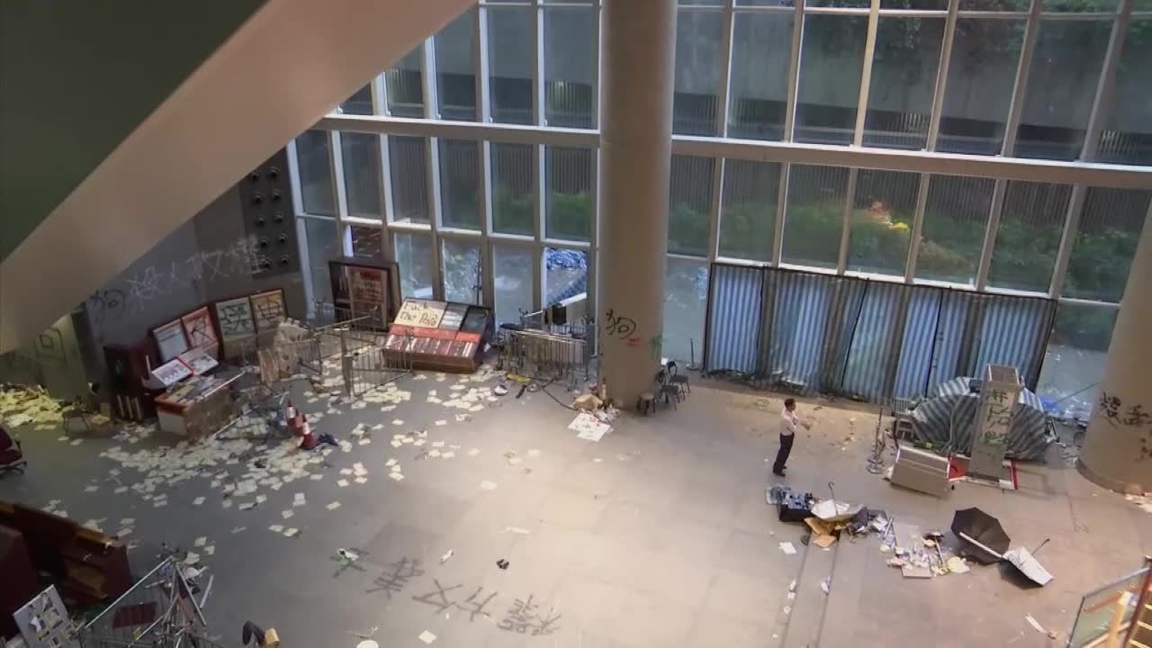 Demonstranci zniszczyli budynek parlamentu