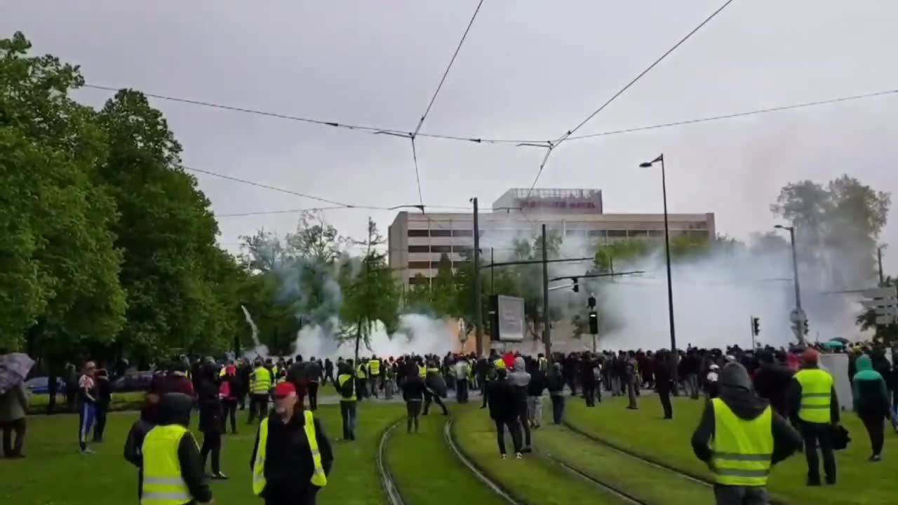 “Żółte kamizelki” starły się z policją w Strasburgu. Demonstranci usiłowali dostać się przed siedzibę Parlamentu Europejskiego