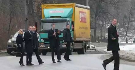 Nie tylko Macierewicz skraca sobie drogę. Nagranie z Tuskiem podbija sieć