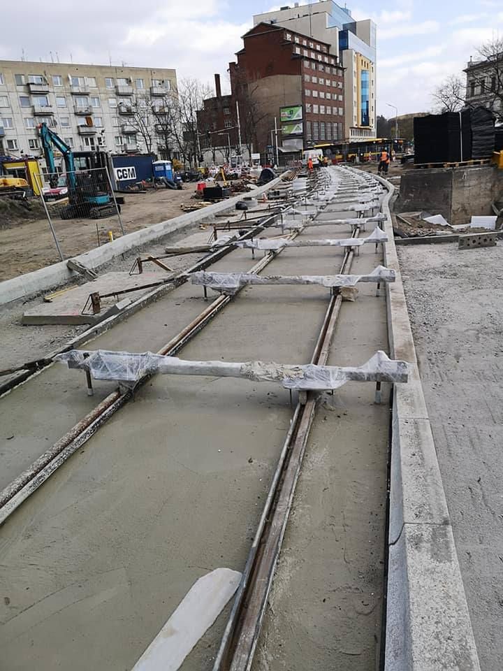 Budowa TAT nie zwalnia - zabetonowano kolejne fragmenty torowiska.