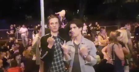 TVP przeprasza i zawiesza pracowników. Pokazywali obraźliwe gesty na proteście opozycji