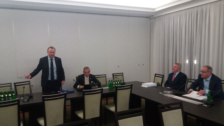 Jacek Kurski tłumaczy się ze spóźnienia na posiedzenie senackiej komisji