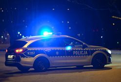 Koronawirus w Polsce. Policjanci w strojach ochronnych zatrzymali samochód