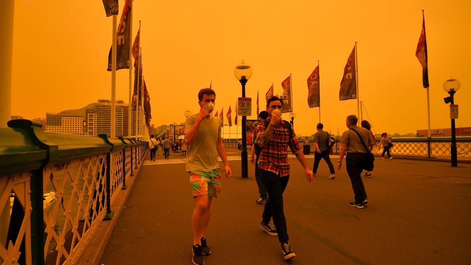 Sydney (Australia) spowite kłębami dymu.