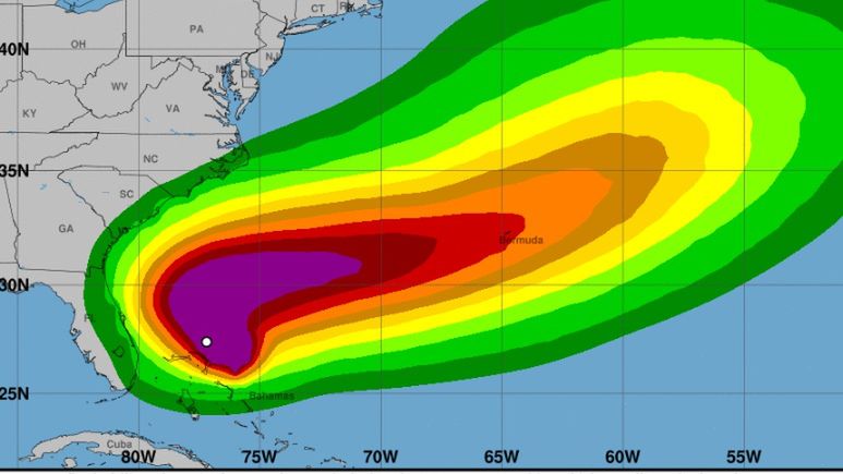 Prognoza NHC ws. nadciągającej nad Bahamy i USA burzy tropikalnej.