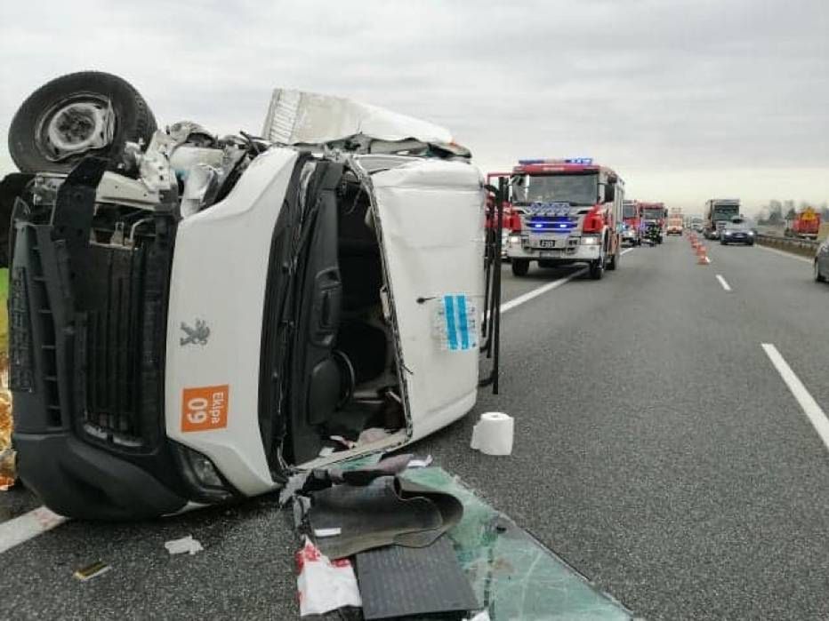 Groźny wypadek na A1 pod Tczewem. Samochód osobowy zderzył się z ciężarówką