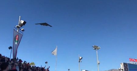 Spektakularny widok. B-2 Spirit przeleciał tuż nad stadionem