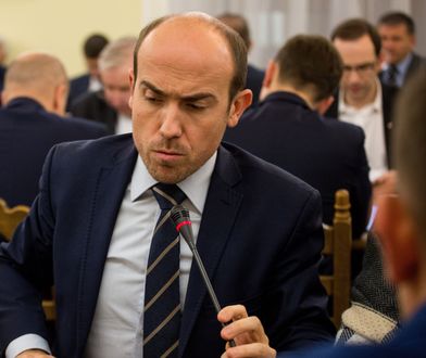 Budka zrobiony na Hitlera. Tak PiS "żartuje" z posła opozycji