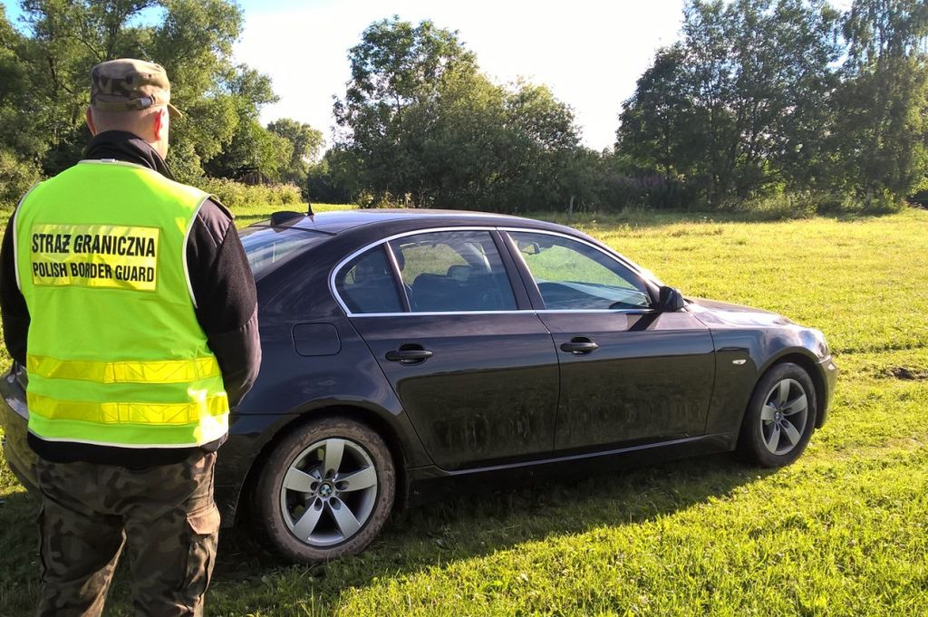 Jechał kradzionym bmw. Uciekając zapadł się w bagno