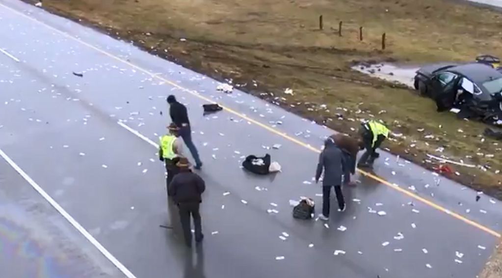 Wypadek samochodu przewożącego gotówkę. Pieniądze dosłownie spadały z nieba