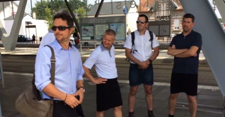 Kierowcy autobusów nie mogą nosić krótkich spodni, więc zakładają spódnice