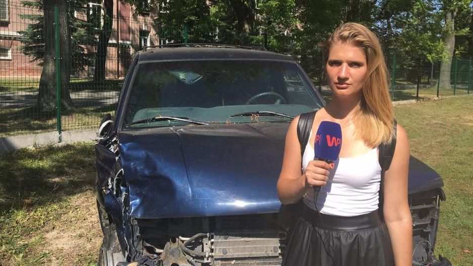 Reporterka WP Karolina Rogaska przy samochodzie, którym przemycano towary z Ukrainy do Polski.