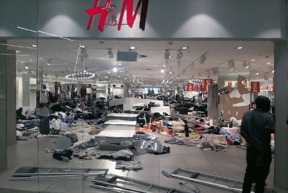 Niszczą wnętrza sklepów H&M. Eskaluje konflikt o "rasistowską" reklamę