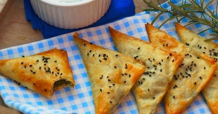 Pieczone przekąski z ciasta filo ze szpinakiem. Chrupiące i pyszne